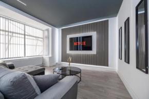 Sleek Retreat Modern Home with Games Room and Home Cinema Lounge-Sleeps 8